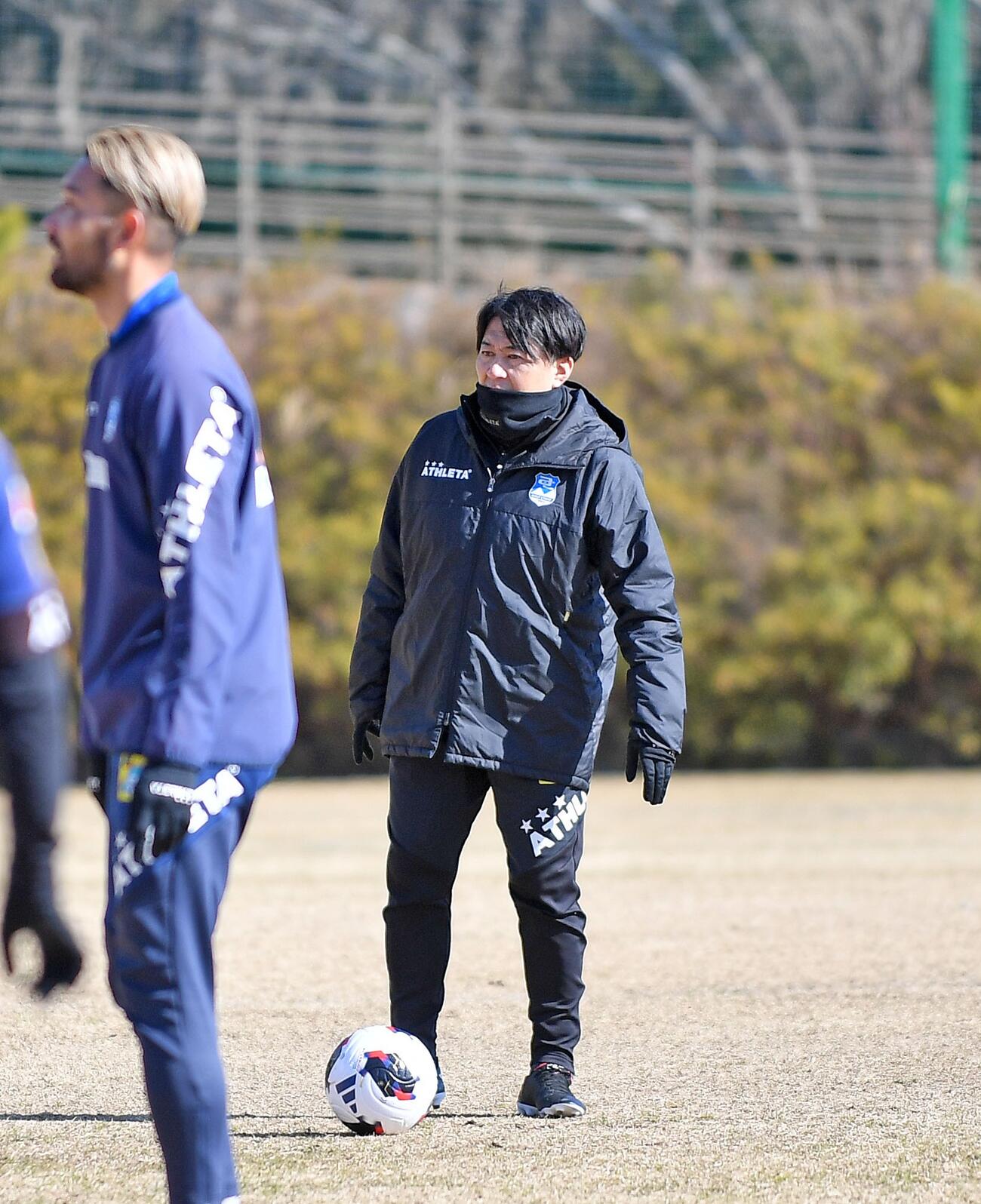 引き締まった表情で練習を見守る沼津篠田監督