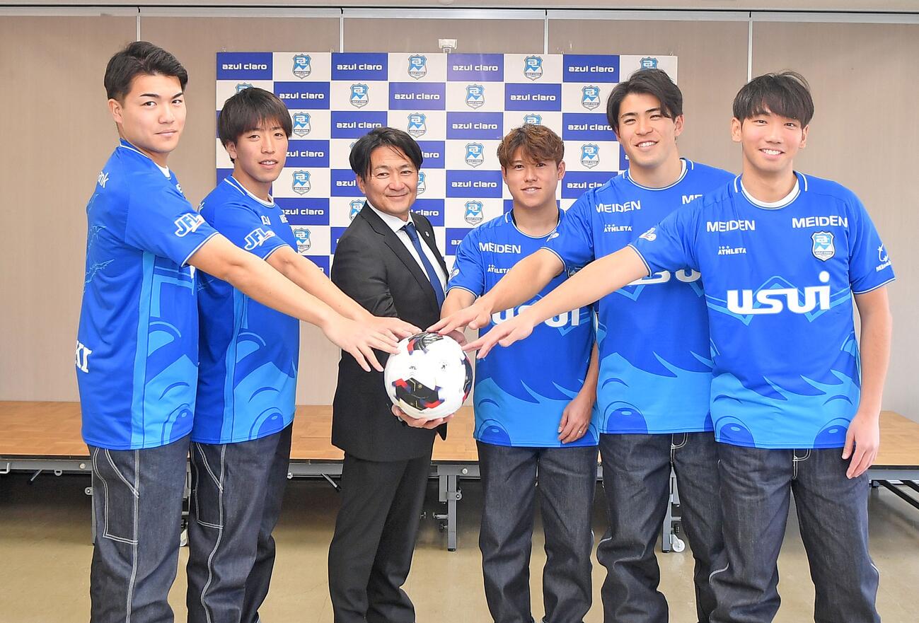会見に臨んだ、左から真家、埜口、篠田監督、滝、内田、福田