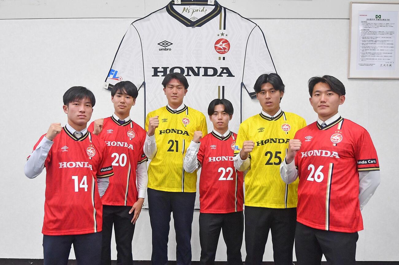 ホンダFCの今季新加入選手。左から篠原、小林、永田、清水、岡田、松森