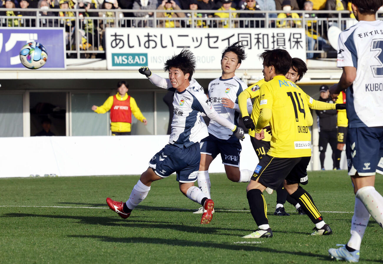 柏対千葉　後半、ゴールを決める柏久保（右）（撮影・山本朝陽）