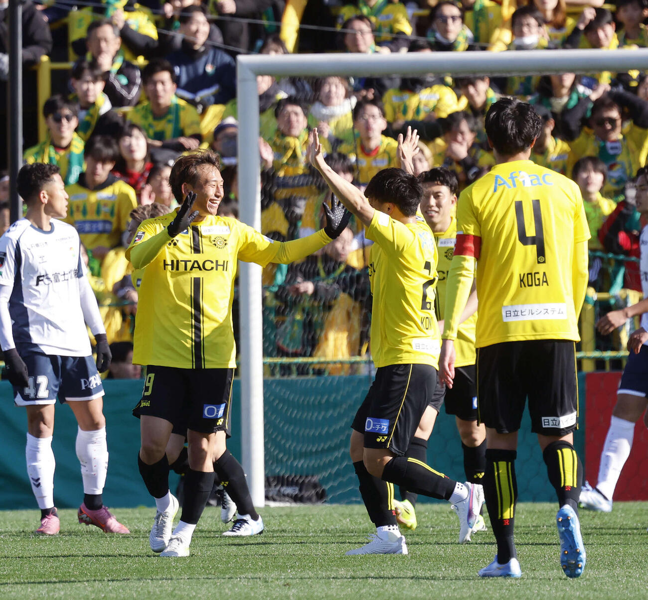 柏対千葉　前半、先制のゴールを決め、チームメートと喜ぶ柏中川（左）（撮影・山本朝陽）