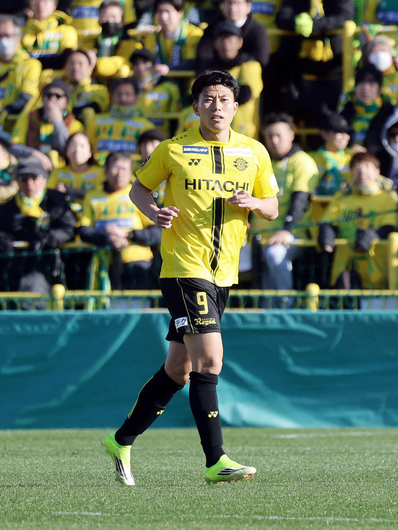 柏対千葉　前半、プレーする柏細谷（撮影・山本朝陽）