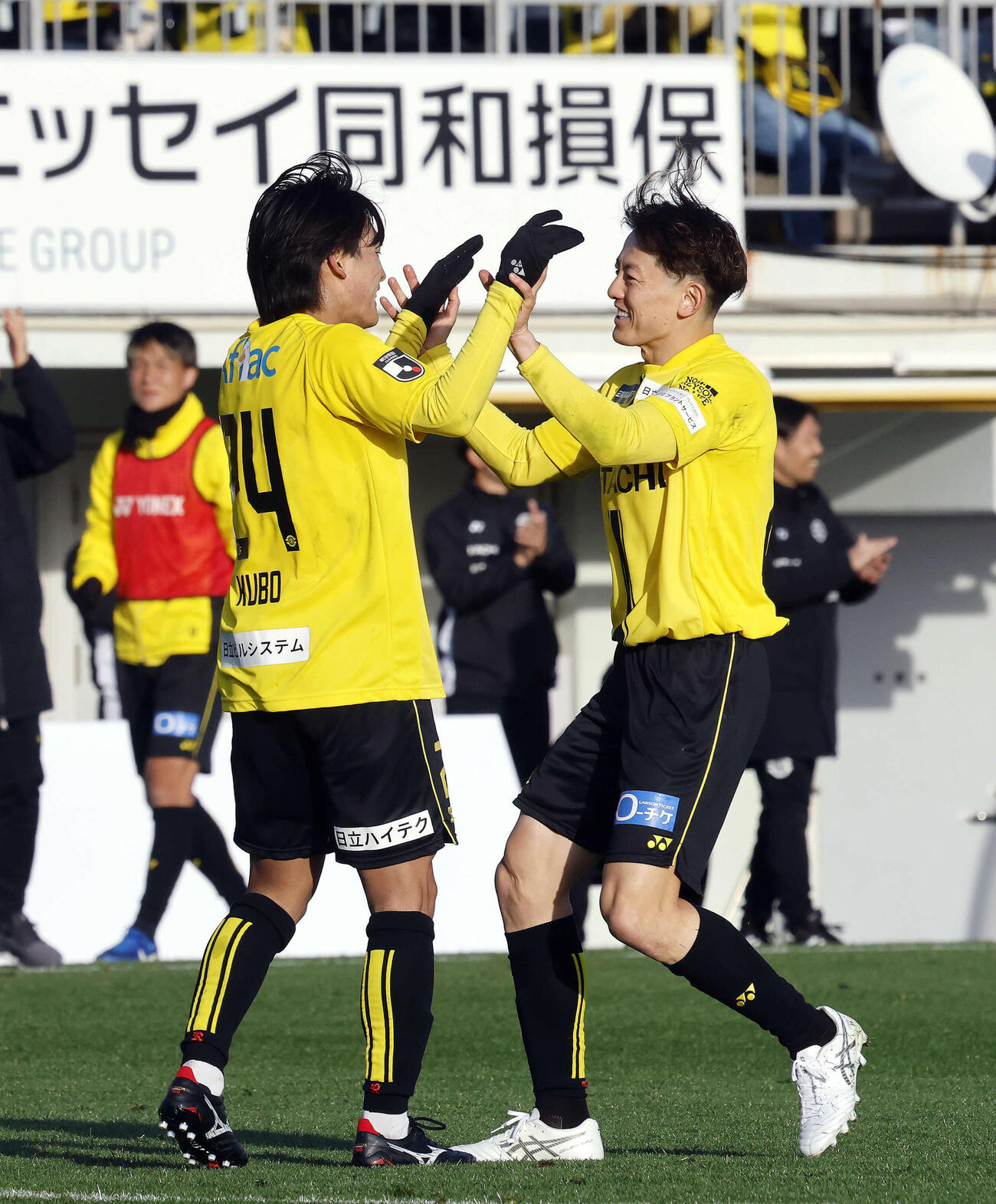 柏対千葉　後半、ゴールを決め戸嶋とハイタッチをする柏久保（左）（撮影・山本朝陽）
