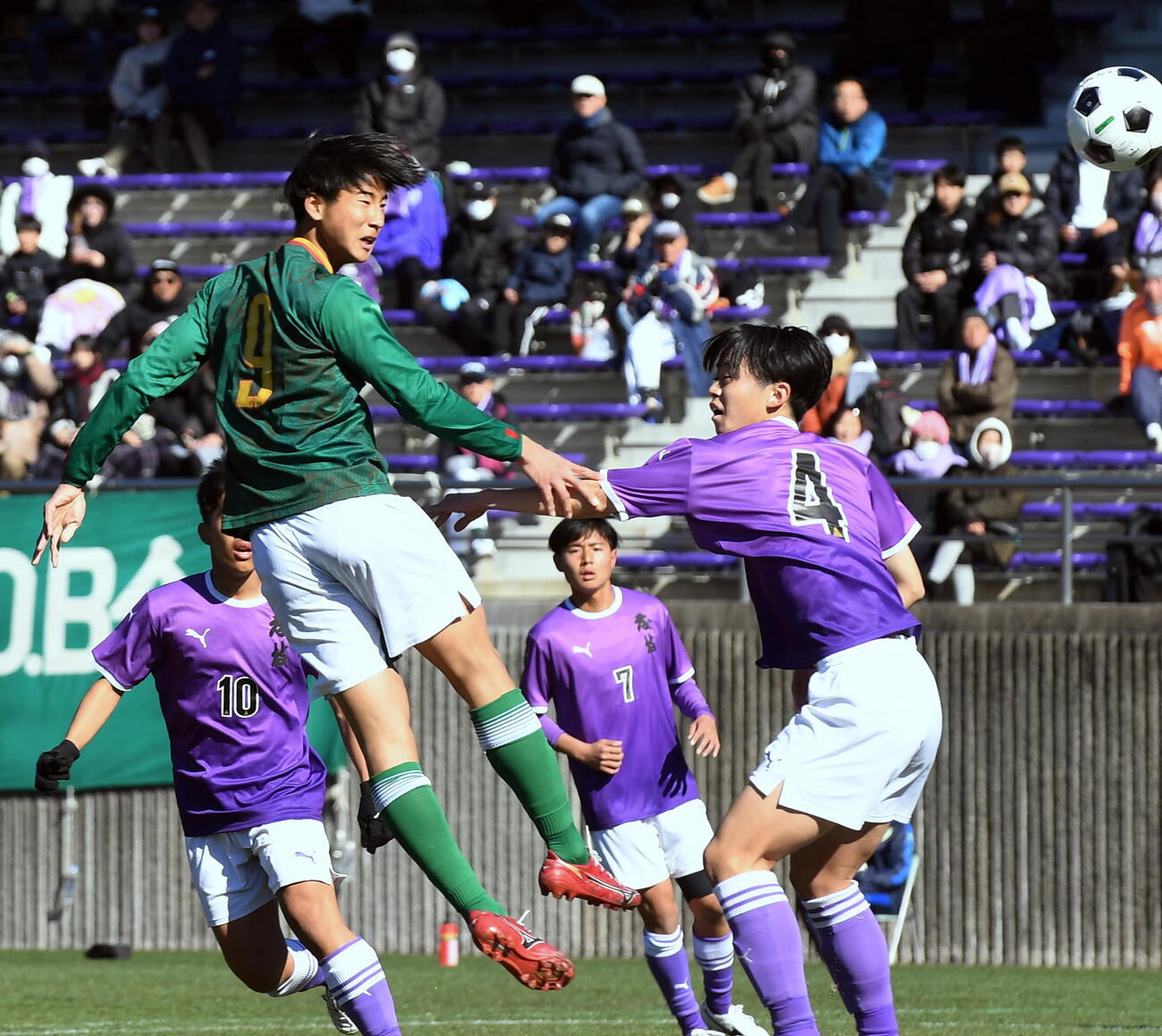 前半14分、頭で先制点を決める静岡学園・坂本（左）