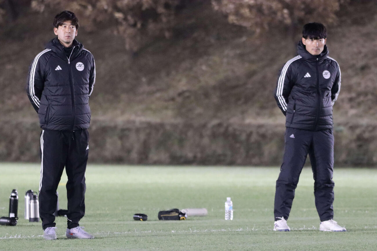町田アカデミーのスタッフに加わった森村昴太コーチ（左）と喜山康平コーチ（C）FCMZ