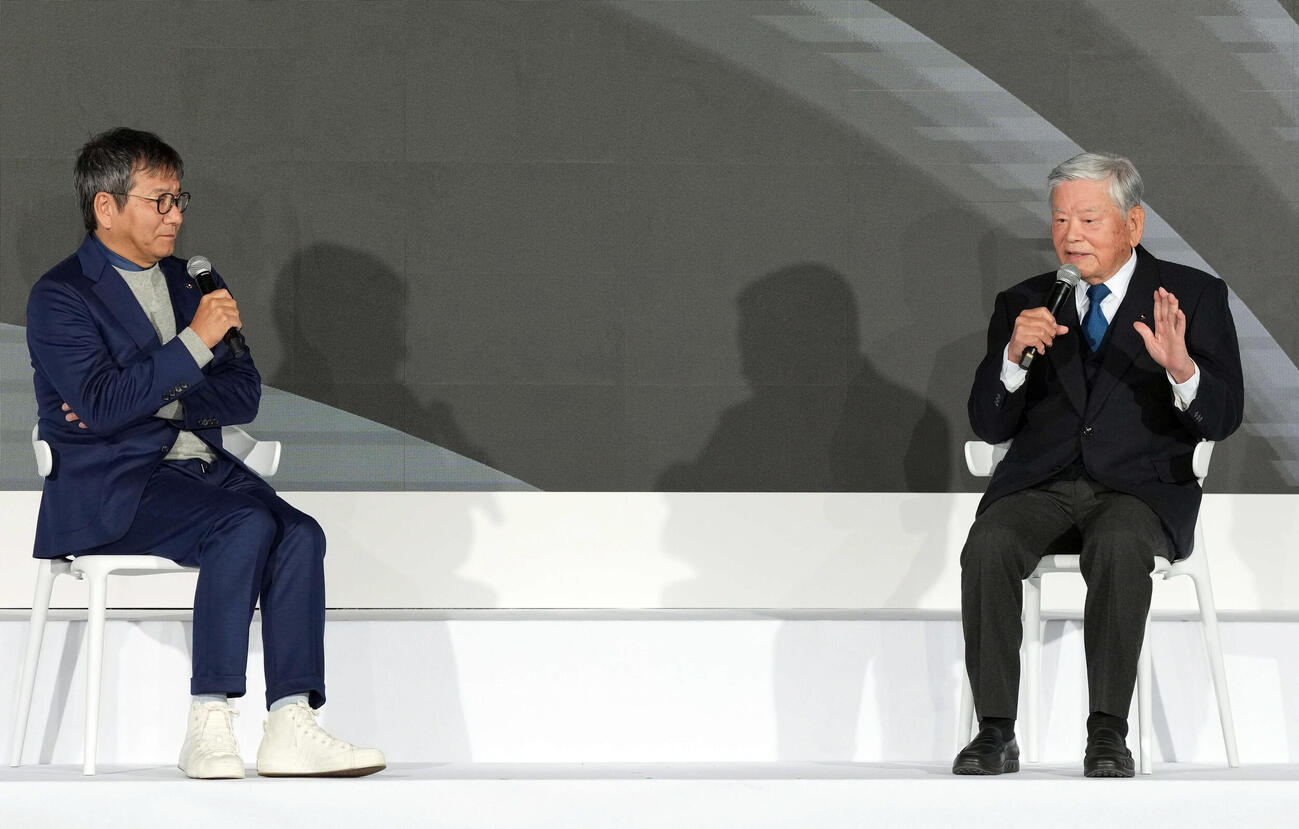 Jリーグ開幕イベントに登壇し初代チェアマンの川淵三郎氏（右）とトークショーを行った野々村芳和チェアマン（撮影・たえ見朱実）