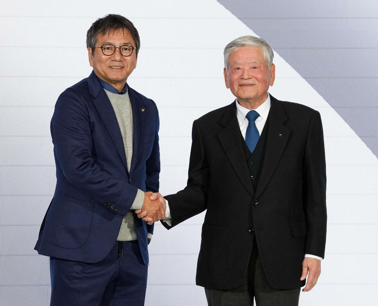 Jリーグ開幕イベントに登壇し初代チェアマンの川淵三郎氏（右）と握手を交わす野々村芳和チェアマン（撮影・たえ見朱実）