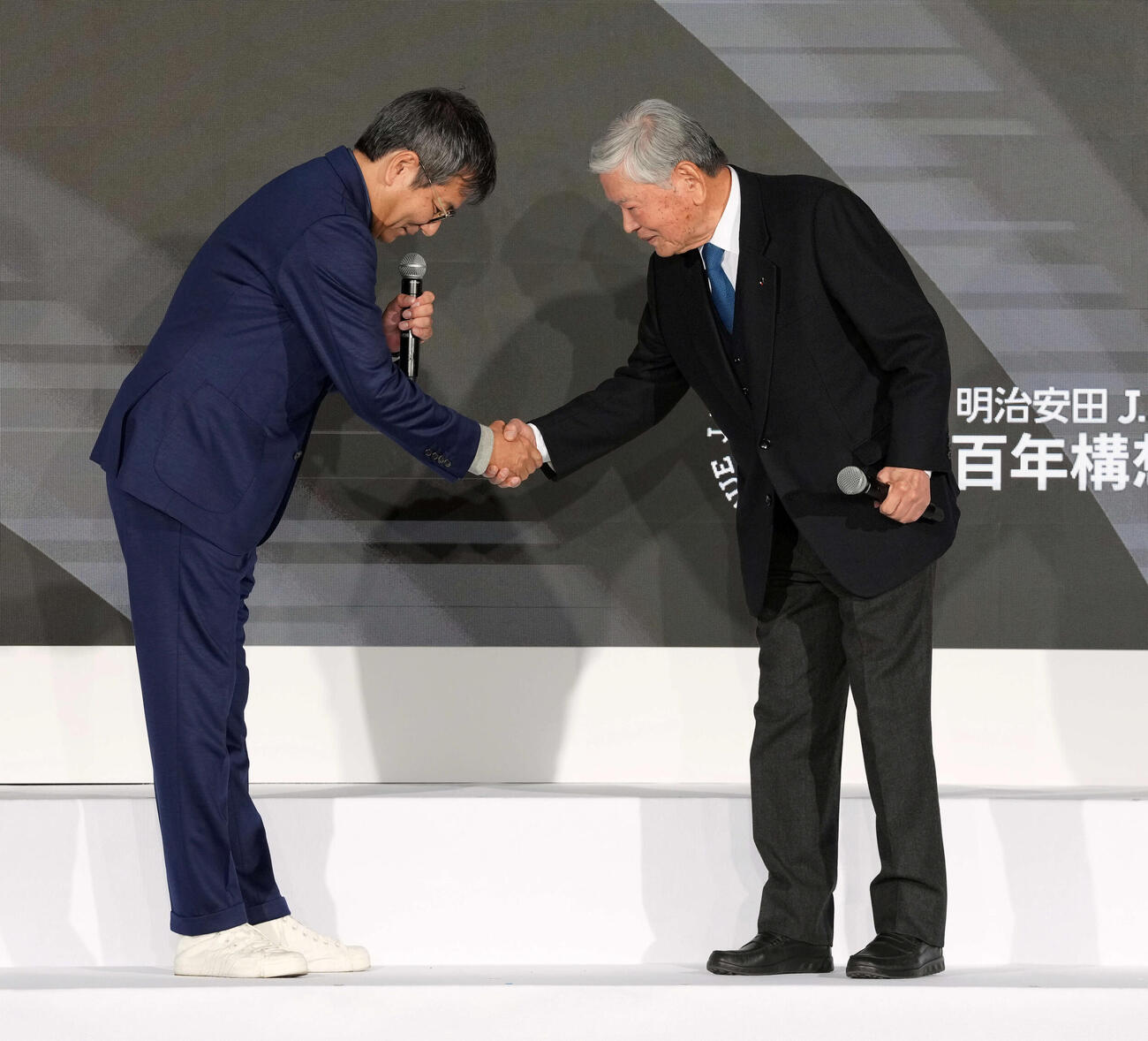 Jリーグ開幕イベントに登壇し初代チェアマンの川淵三郎氏（右）と握手を交わす野々村芳和チェアマン（撮影・たえ見朱実）