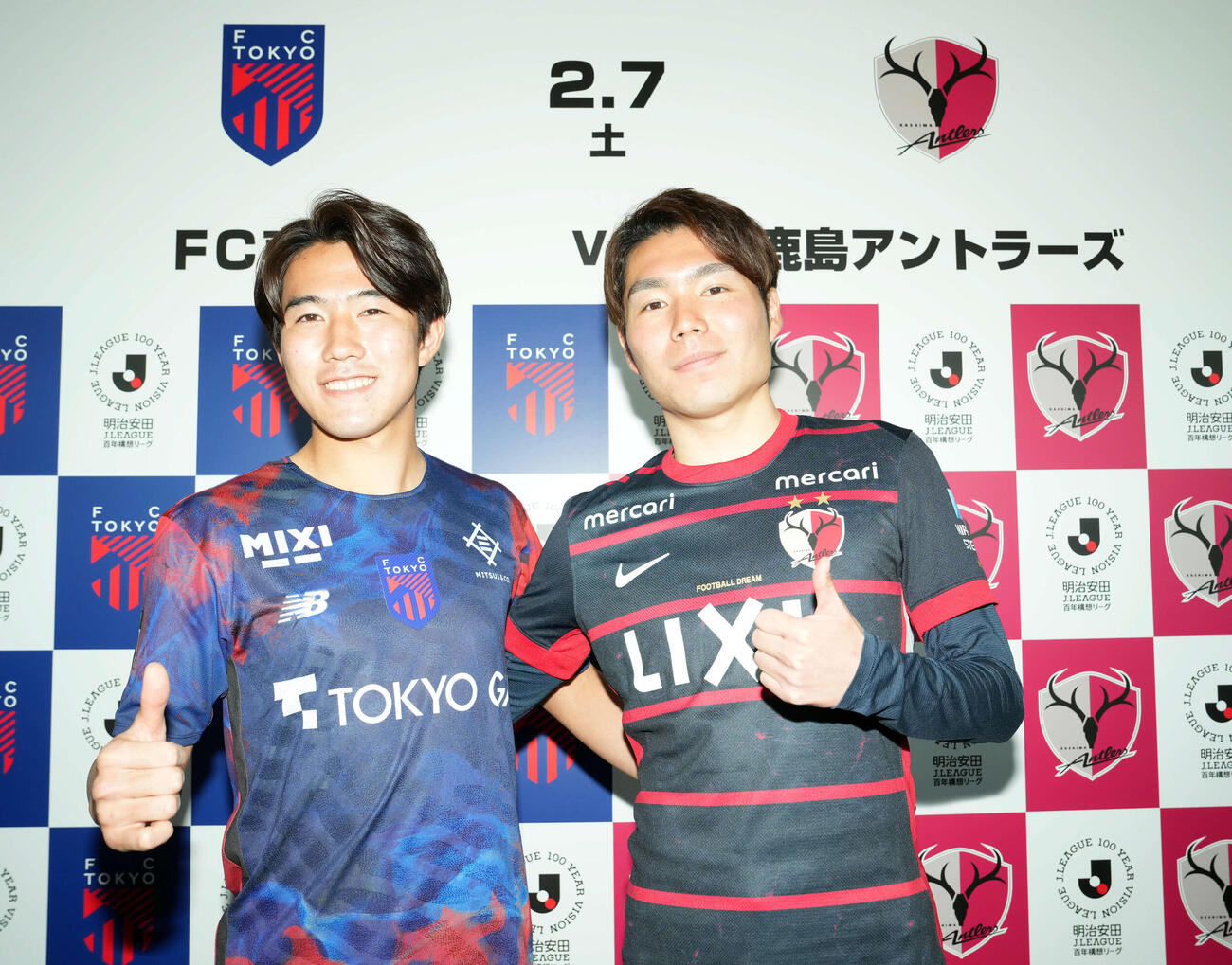 開幕で対戦する東京佐藤（左）と鹿島松村（撮影・たえ見朱実）