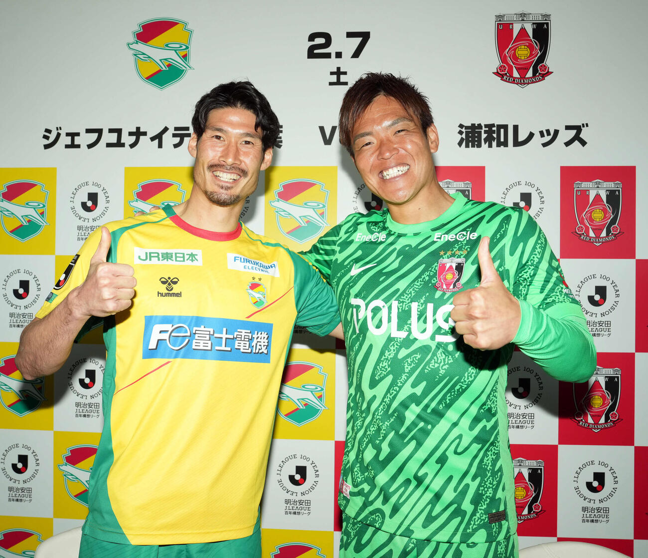 開幕で対戦する千葉鈴木（左）と浦和GK西川（撮影・たえ見朱実）