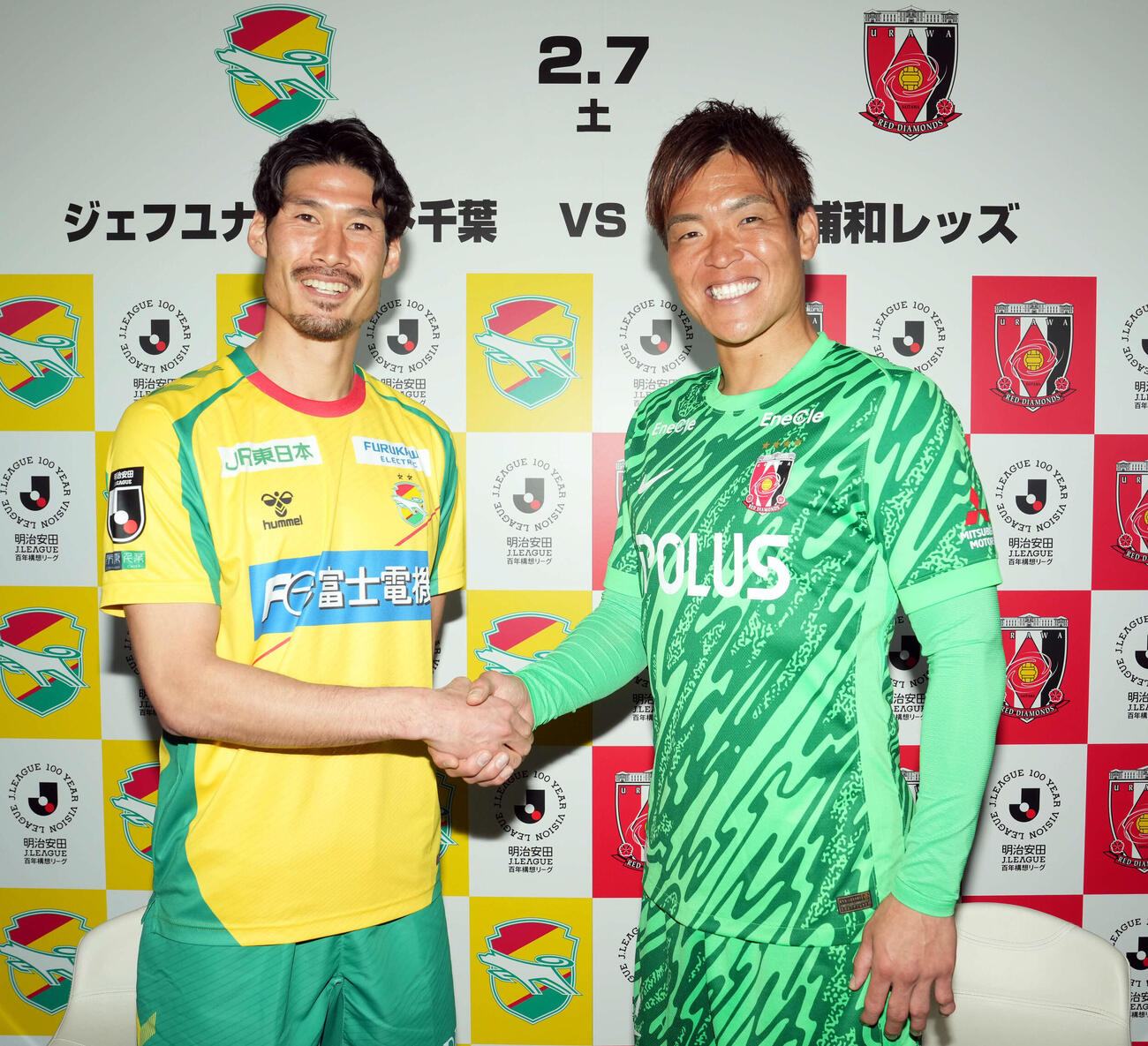 開幕で対戦する千葉鈴木（左）と浦和GK西川（撮影・たえ見朱実）