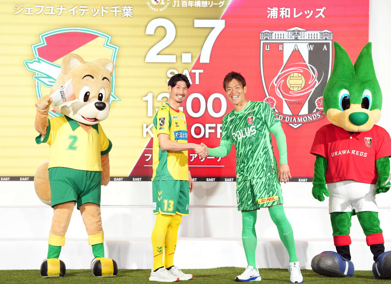 開幕で対戦する千葉鈴木（左）と浦和GK西川（撮影・たえ見朱実）