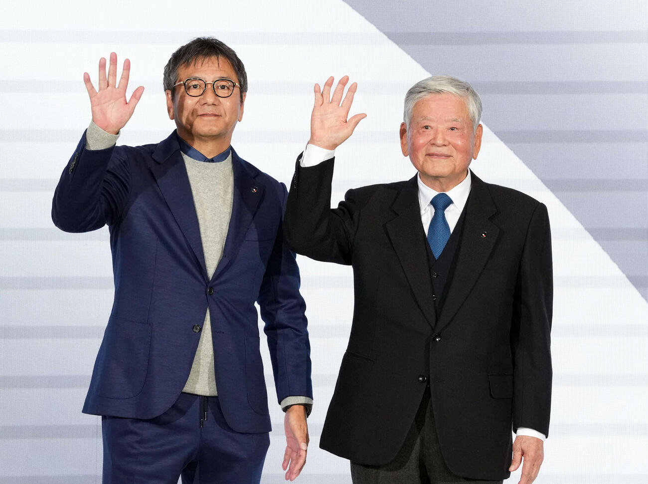 Jリーグ開幕イベントに登壇し初代チェアマンの川淵三郎氏（右）と笑顔で手を振る野々村芳和チェアマン（撮影・たえ見朱実）