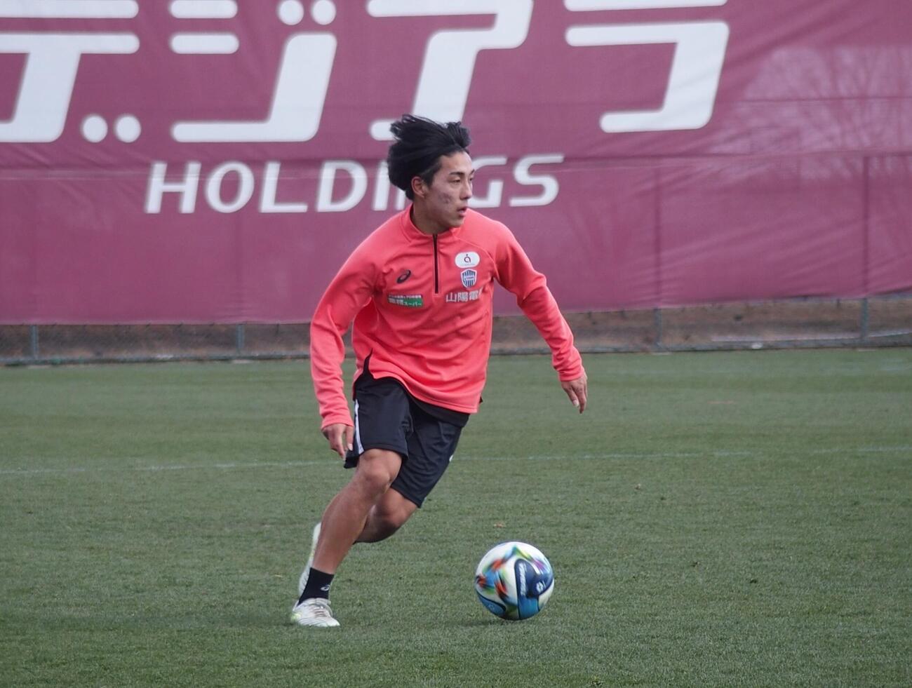 3日の練習でドリブルする神戸MF浜崎