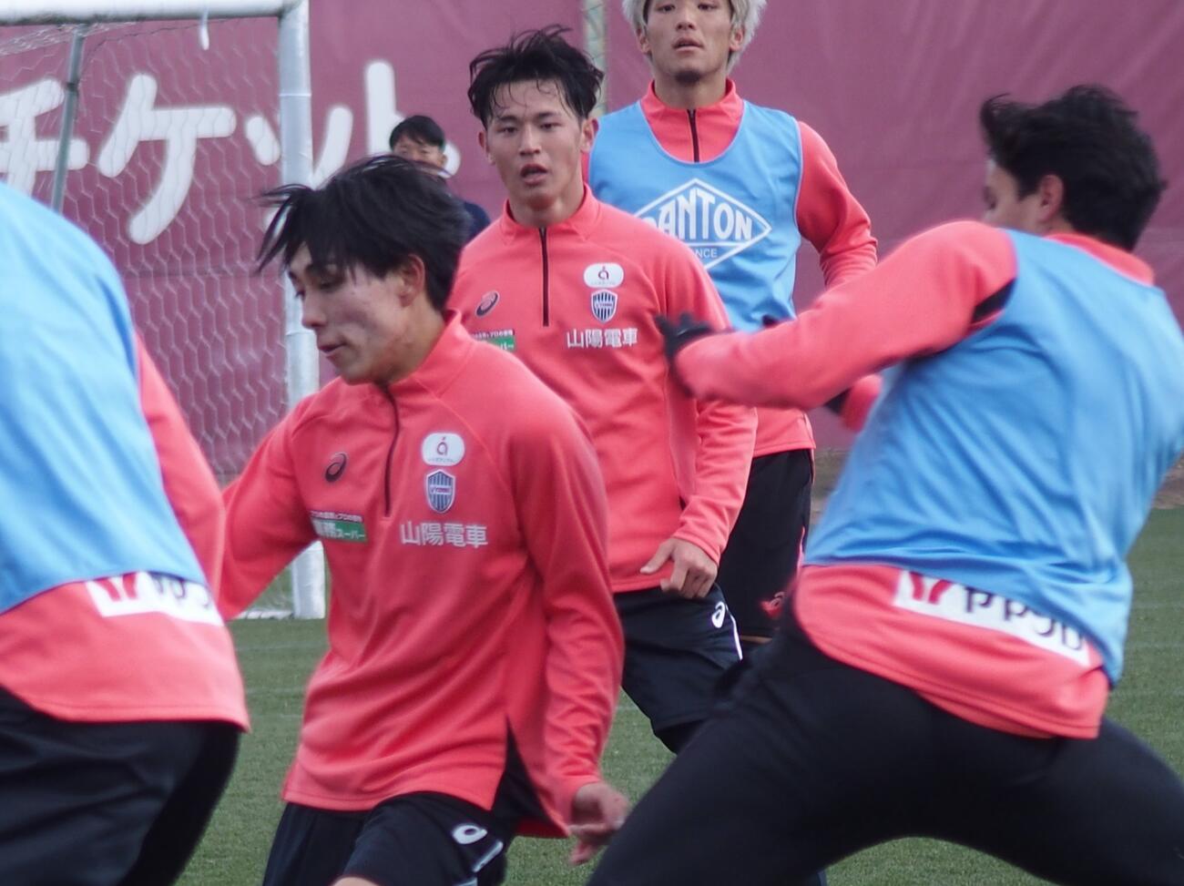 神戸MF浜崎（手前左）とMF山内（中央）
