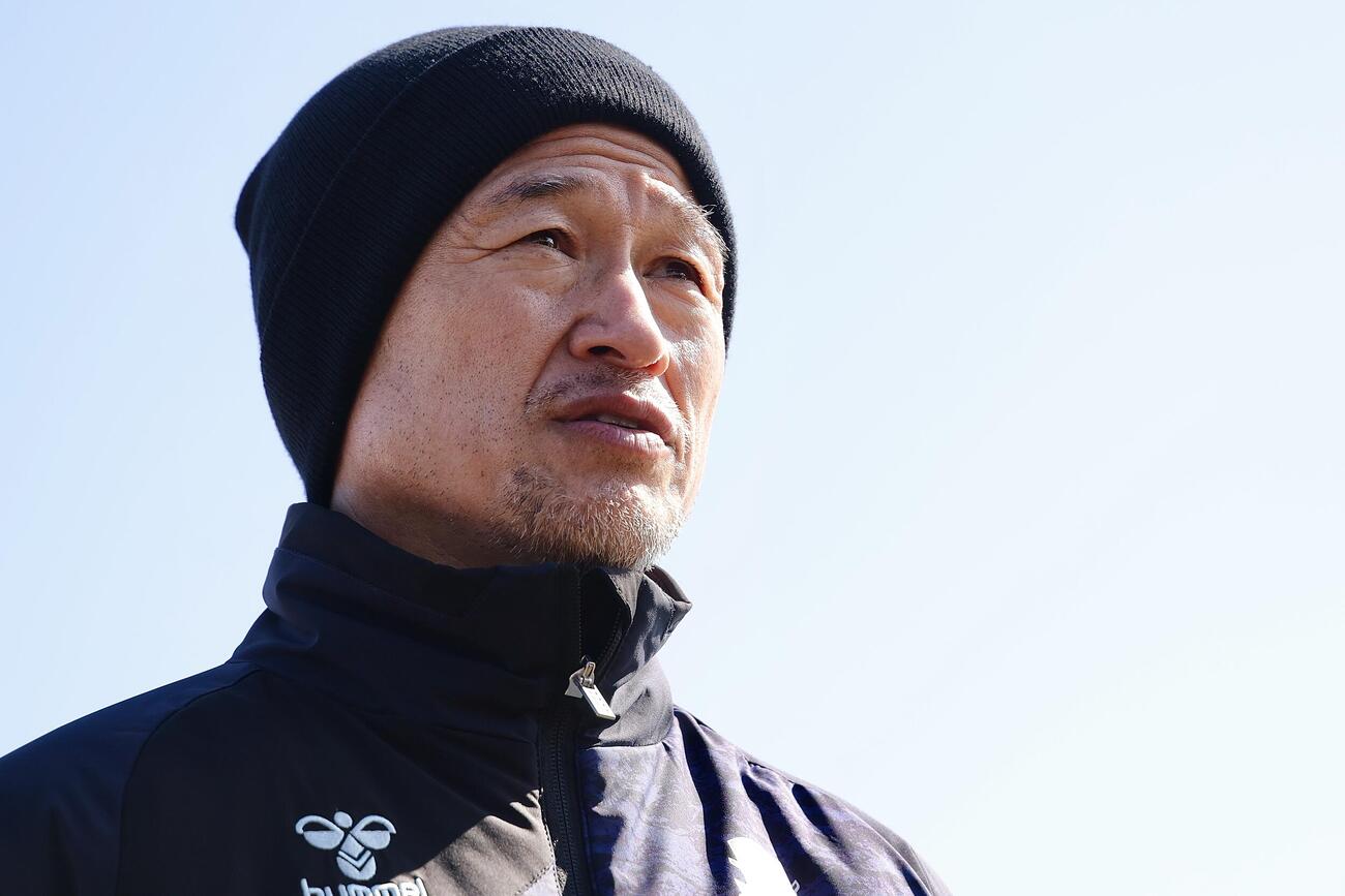 記者の質問に答える福島カズ（撮影・河田真司）