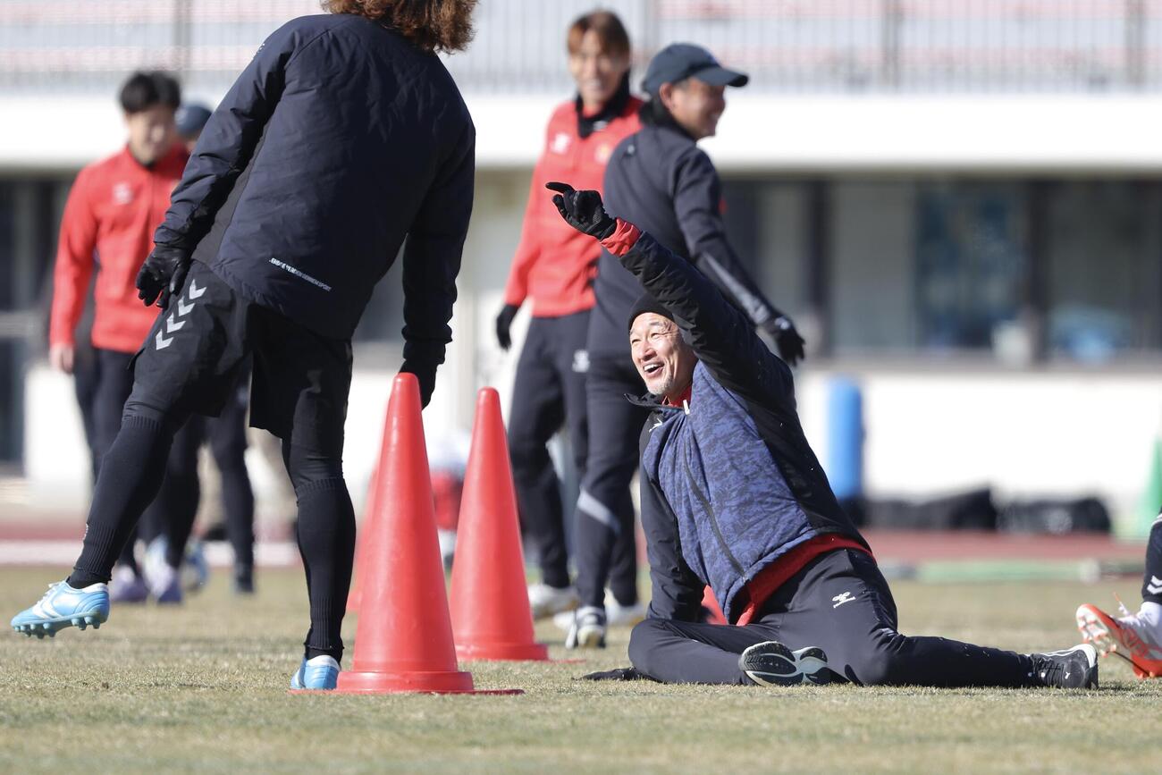 仲間たちと笑顔を見せる福島カズ（右）（撮影・河田真司）