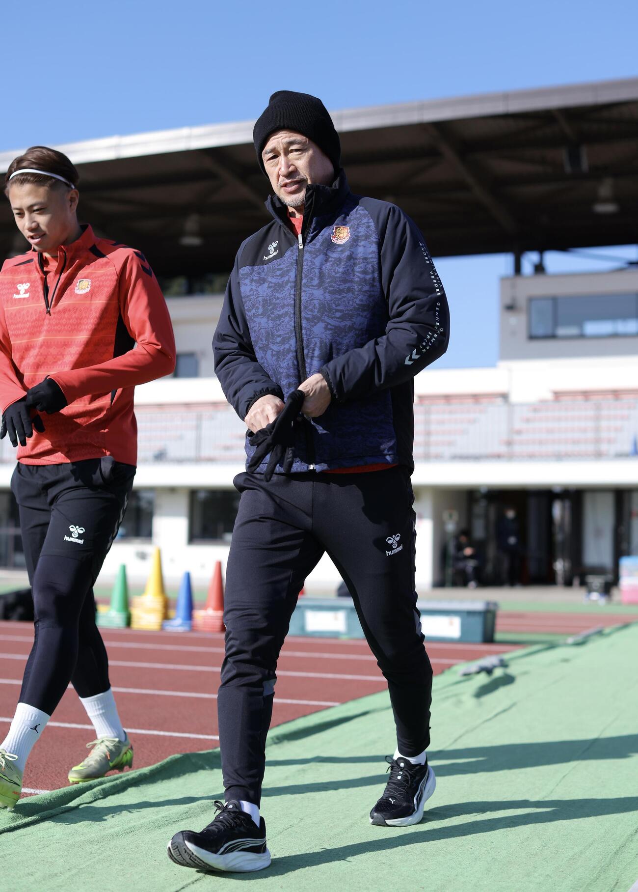 グラウンドに向かう福島カズ（右）（撮影・河田真司）