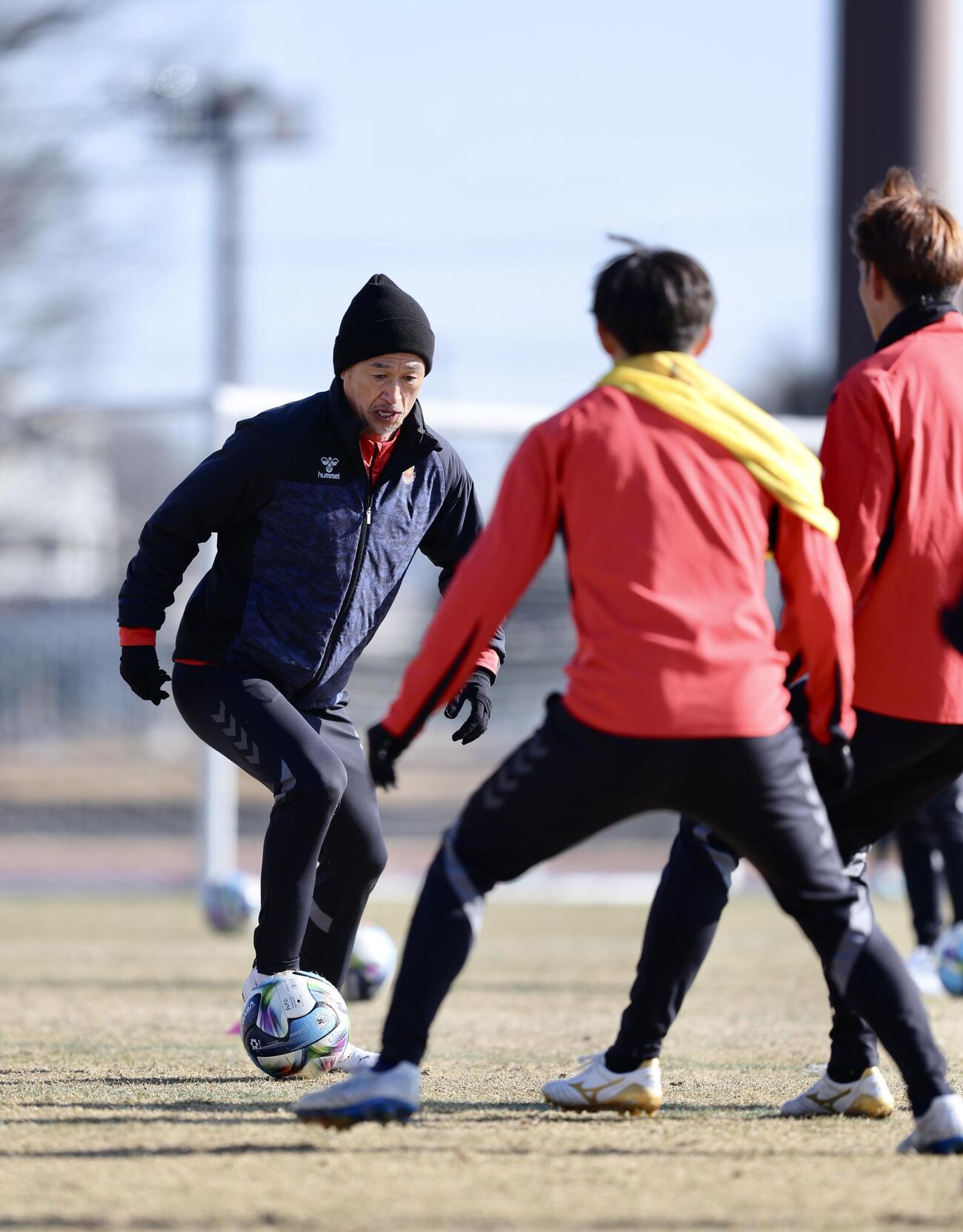 J3福島の成田キャンプに臨む福島カズ（左）（撮影・河田真司）