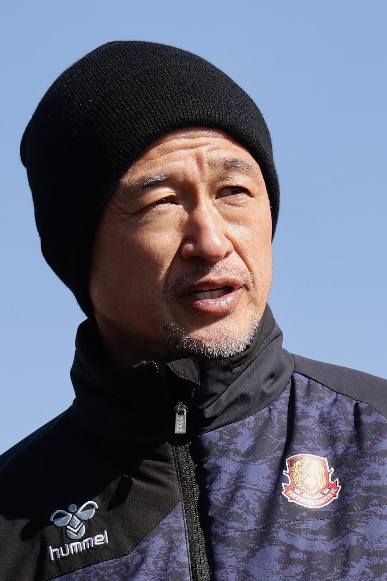 記者の質問に答える福島カズ（撮影・河田真司）