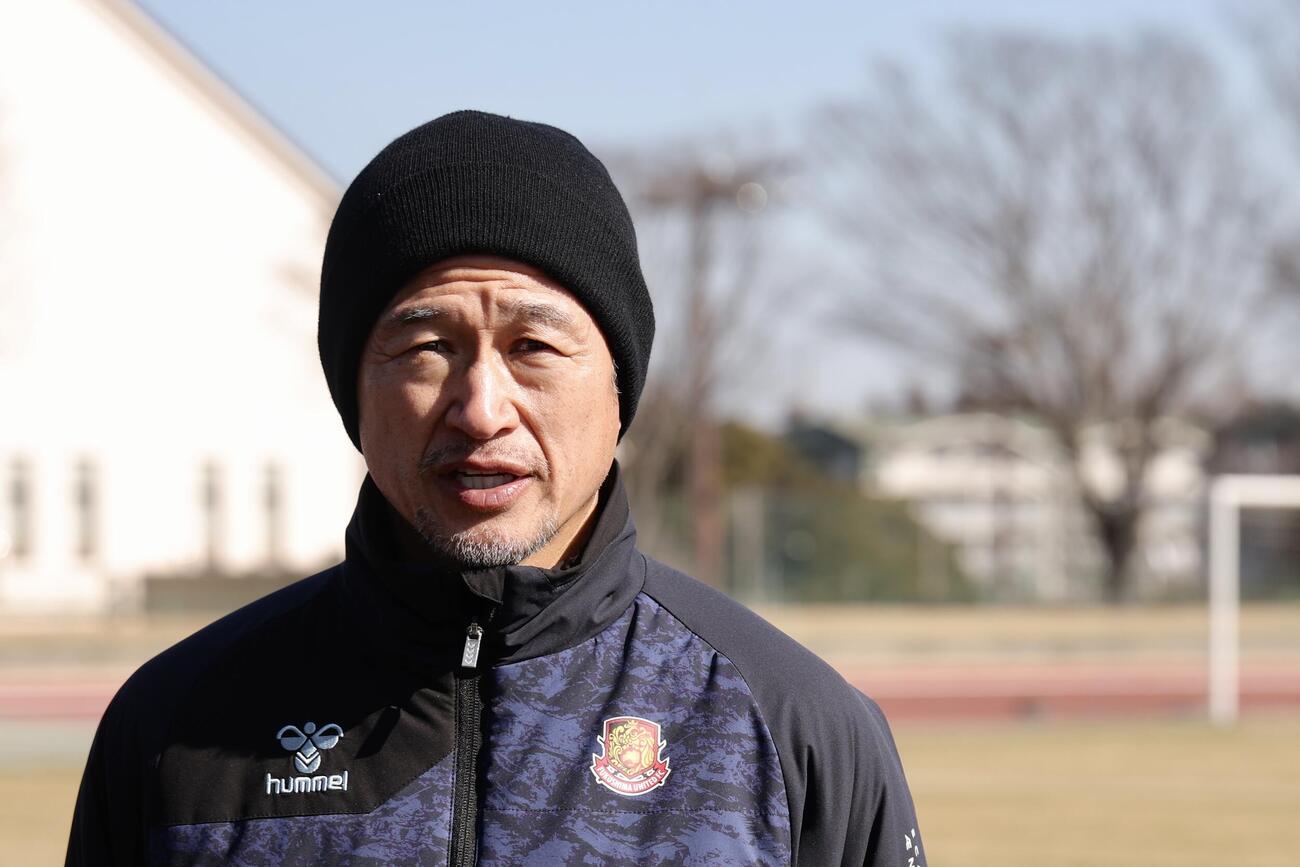 記者の質問に答える福島カズ（撮影・河田真司）