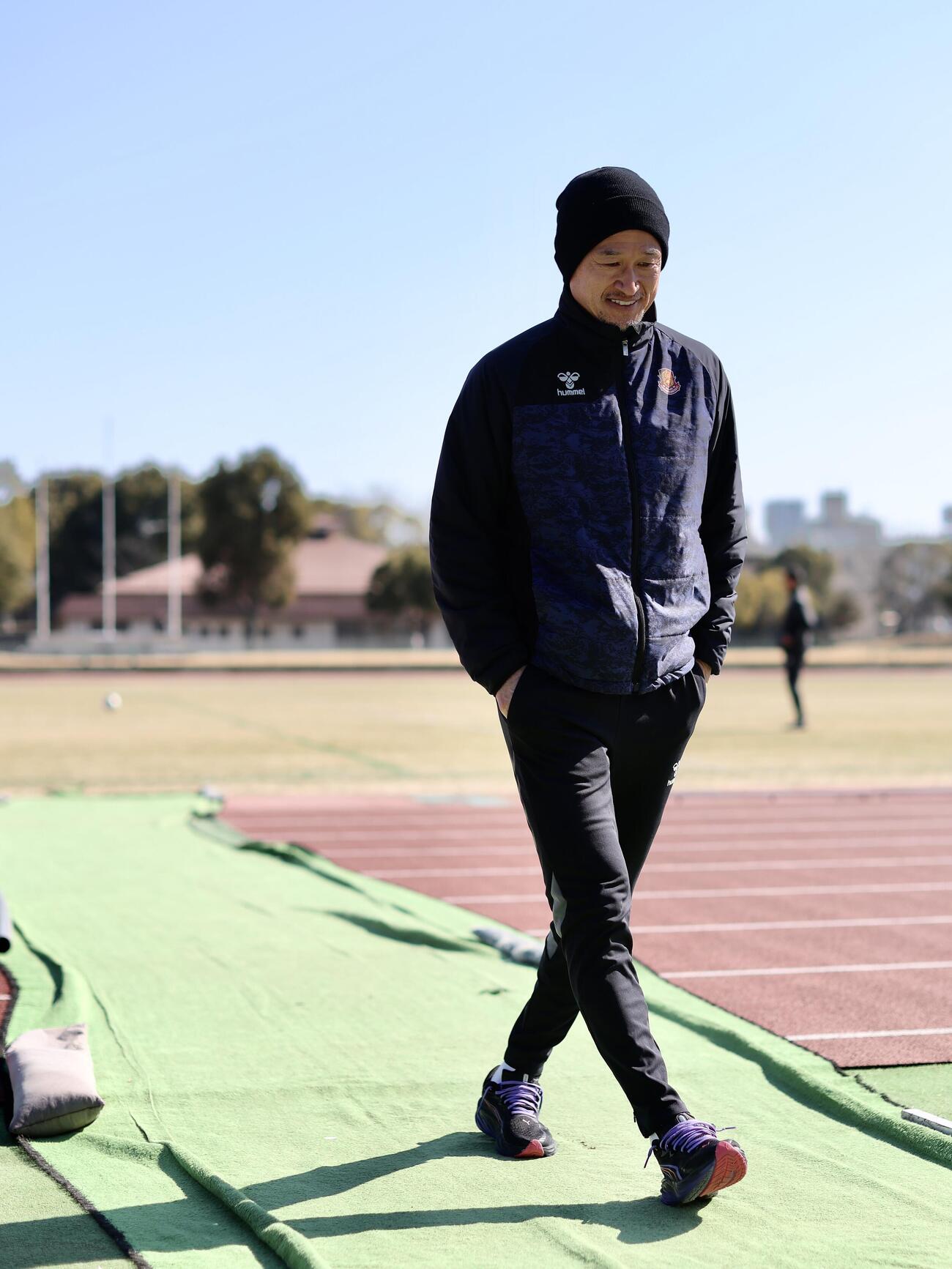 グラウンドから引き揚げる福島カズ（撮影・河田真司）