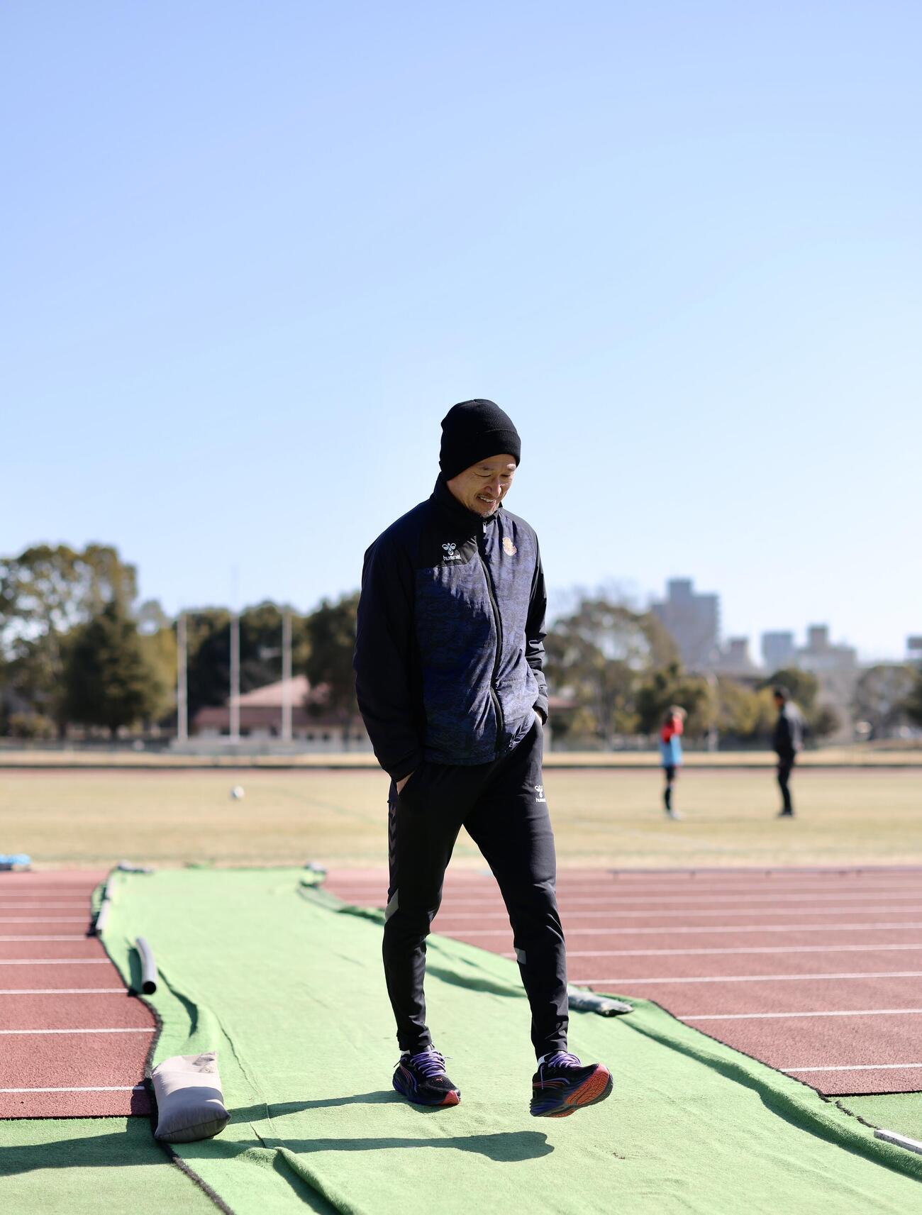 グラウンドから引き揚げる福島カズ（撮影・河田真司）
