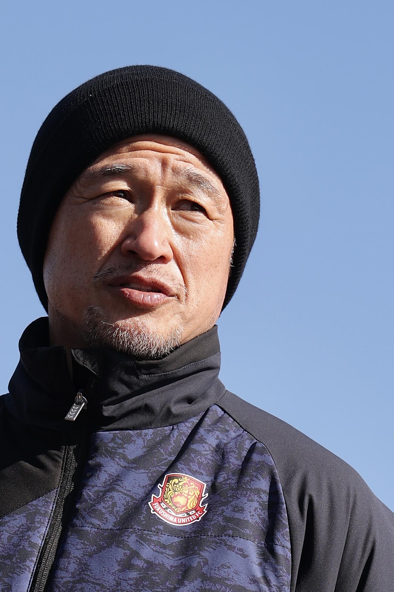 記者の質問に答える福島カズ（撮影・河田真司）