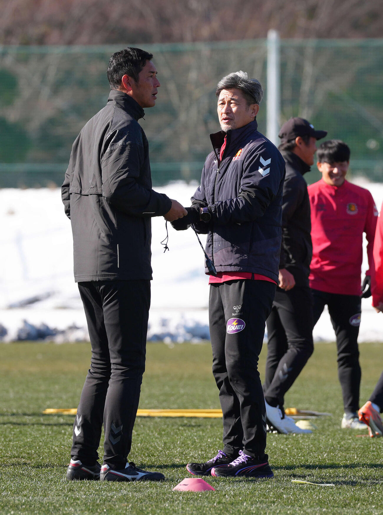 J3福島の練習に合流したカズ（右）は寺田監督と会話を交わす（2026年1月撮影）