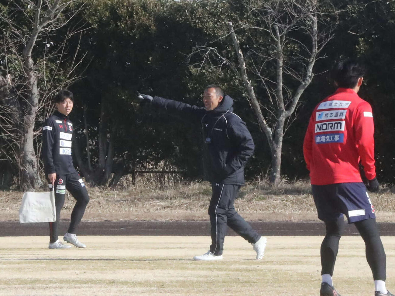 練習中に指示を出すJ2いわき・田村監督（撮影・高橋香奈）
