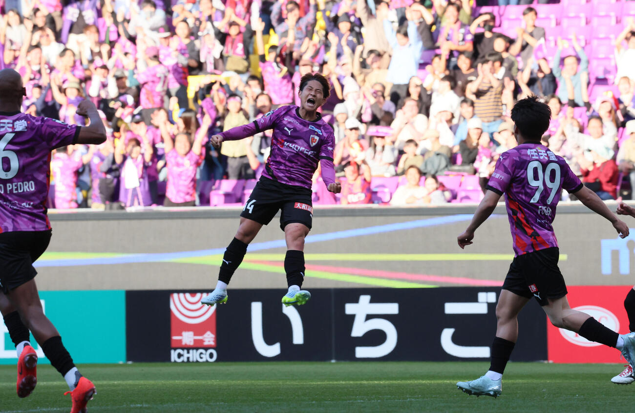 京都対岡山　前半、京都佐藤響（中央）は勝ち越しゴールを決める（撮影・宮崎幸一）