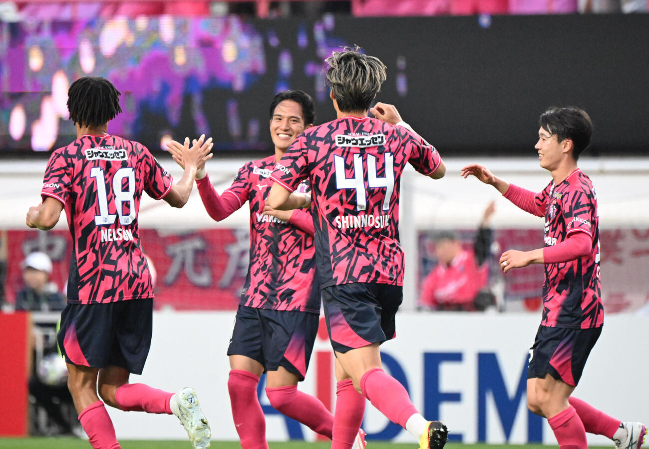 G大阪対岡山　前半、先制点を決めた岡山木村は祝福に笑顔（撮影・西尾就之）