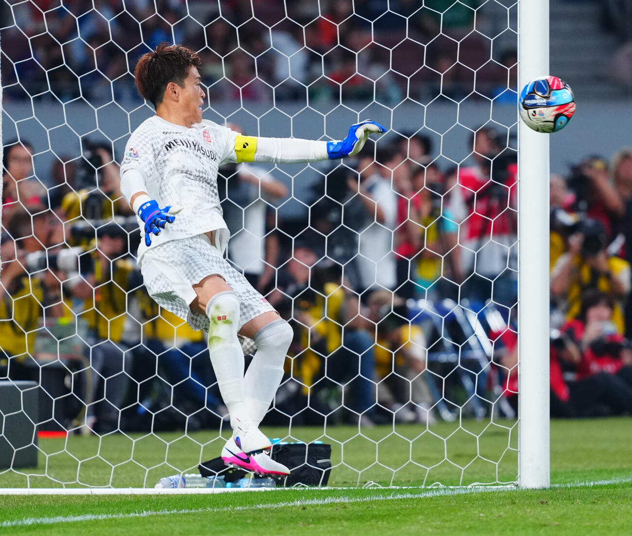 JリーグオールスターDAZNカップ　　3・4位決定戦　J1EAST対J1WEST PK戦、香川真司のシュートを阻むJ1EASTのGK西川周作（撮影・垰建太）