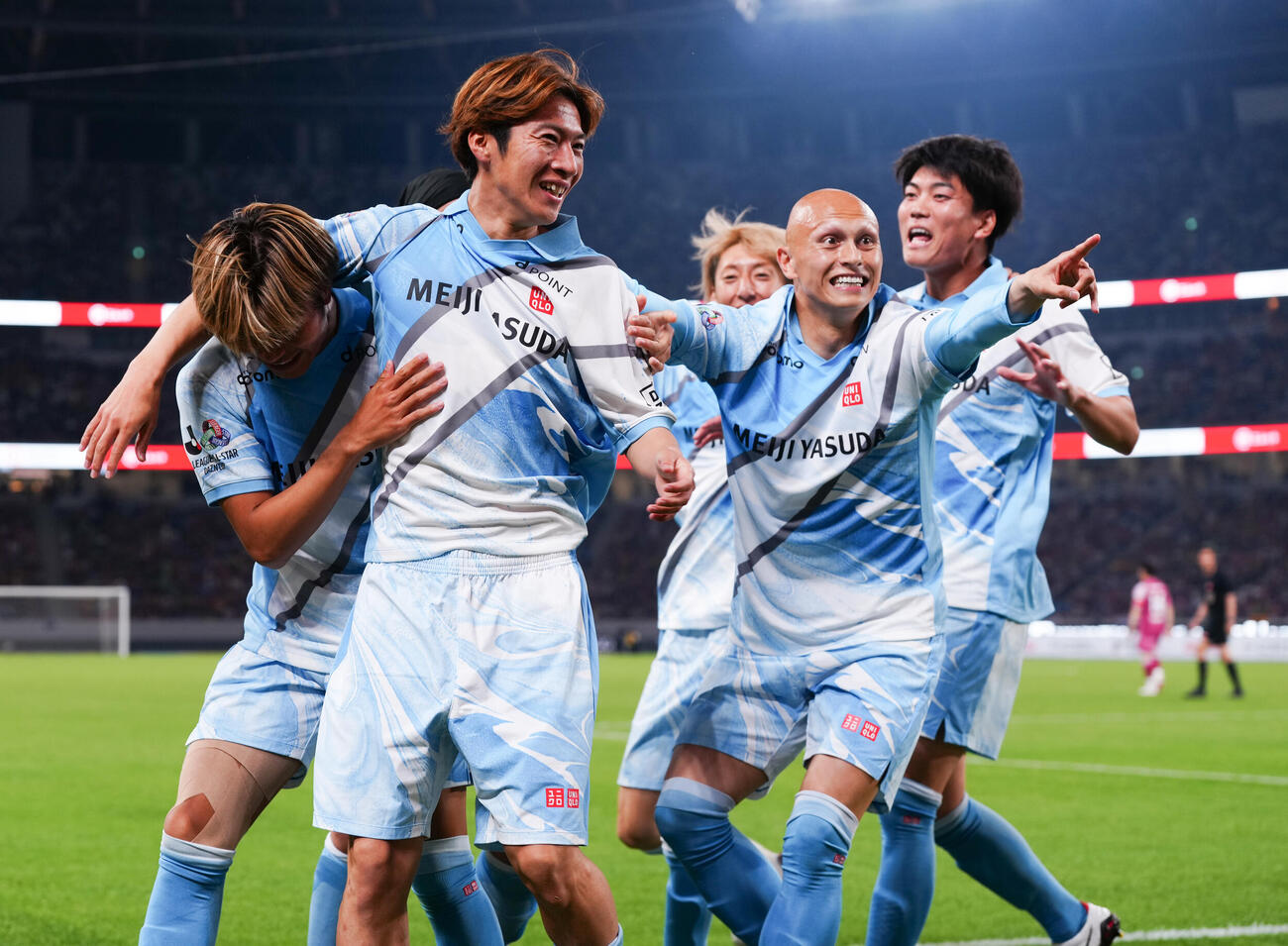 JリーグオールスターDAZNカップ　決勝　J2・J3EAST－A対J2・J3WEST－B　先制ゴールを決め喜ぶJ2・J3EAST－A土居聖真（左から2人目）（撮影・鈴木みどり）