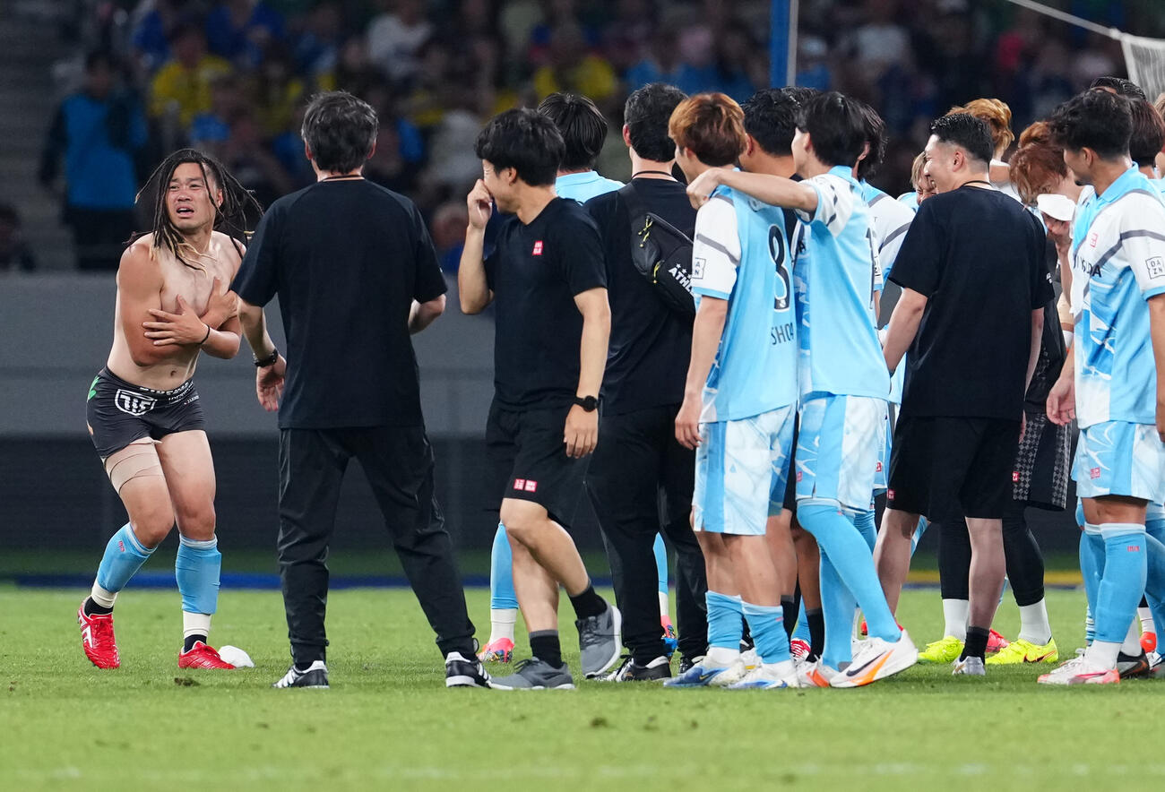 JリーグオールスターDAZNカップ　決勝　J2・J3EAST－A対J2・J3WEST－B　優勝の歓喜の輪で、なぜかユニホームが脱げているJ2・J3EAST－A田中パウロ淳一（左）（撮影・鈴木みどり）
