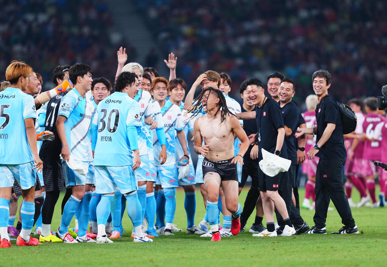 JリーグオールスターDAZNカップ　　決勝　J2・J3WEST－A対J2・J3WEST－B　優勝を決め歓喜の輪のなかでパンツ一丁のJ2・J3EAST－A田中パウロ淳一（中央）（撮影・垰建太）