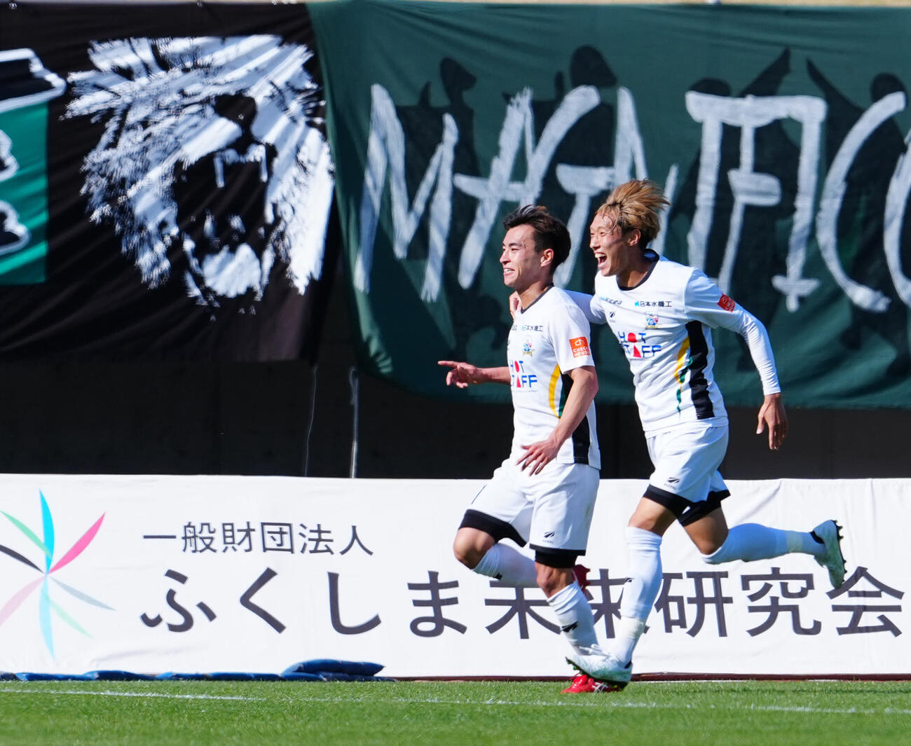 福島対岐阜　後半、ヘディングで決勝点を決め喜ぶ岐阜の横山（左）と北（撮影・垰建太）