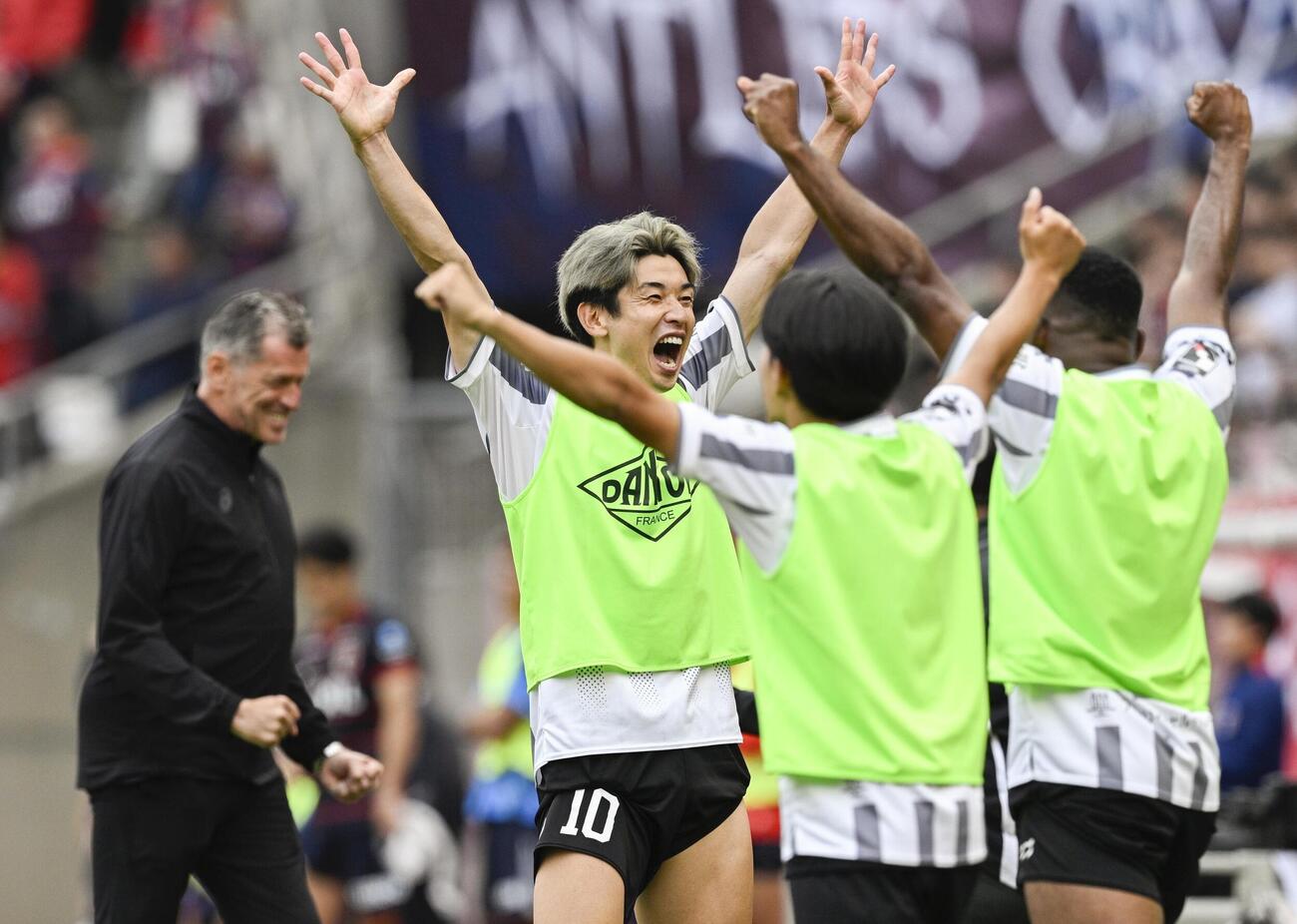 J1百年構想リーグ・プレーオフで2戦合計で鹿島を破り優勝を果たし、大喜びの神戸大迫ら（共同）