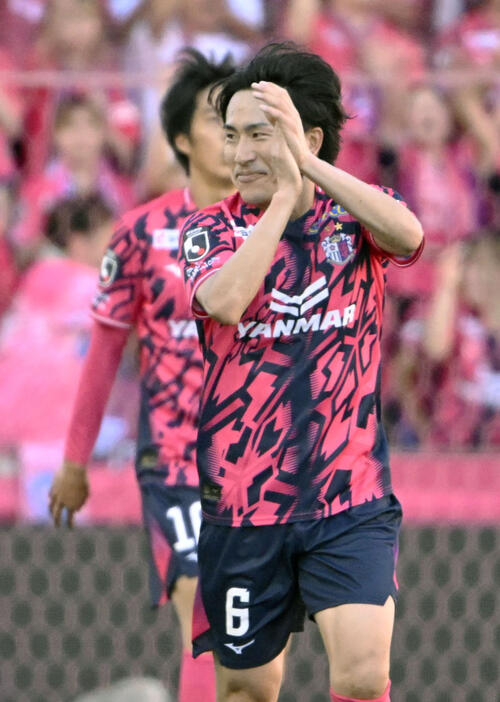 浦和に勝利し、サポーターの歓声に応える相馬(中央)ら町田イレブン=MUFG国立(共同)