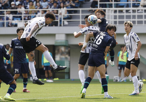福岡-神戸 前半終了間際、ヘディングで先制ゴールを決める神戸・トゥーレル(左上)=ベススタ(共同)