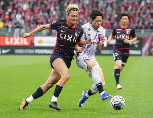 鹿島-FC東京 前半、競り合う鹿島・鈴木(左)とFC東京・室屋=メルスタ(共同)
