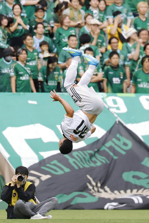 東京V-横浜M 前半終了間際、チーム3点目のゴールを決め喜ぶ横浜ユーリ・アラウージョ(共同)