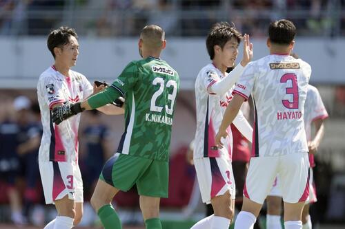 岡山に勝利したC大阪イレブン(共同)