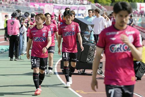 C大阪に敗れ、引き揚げる岡山イレブン(共同)