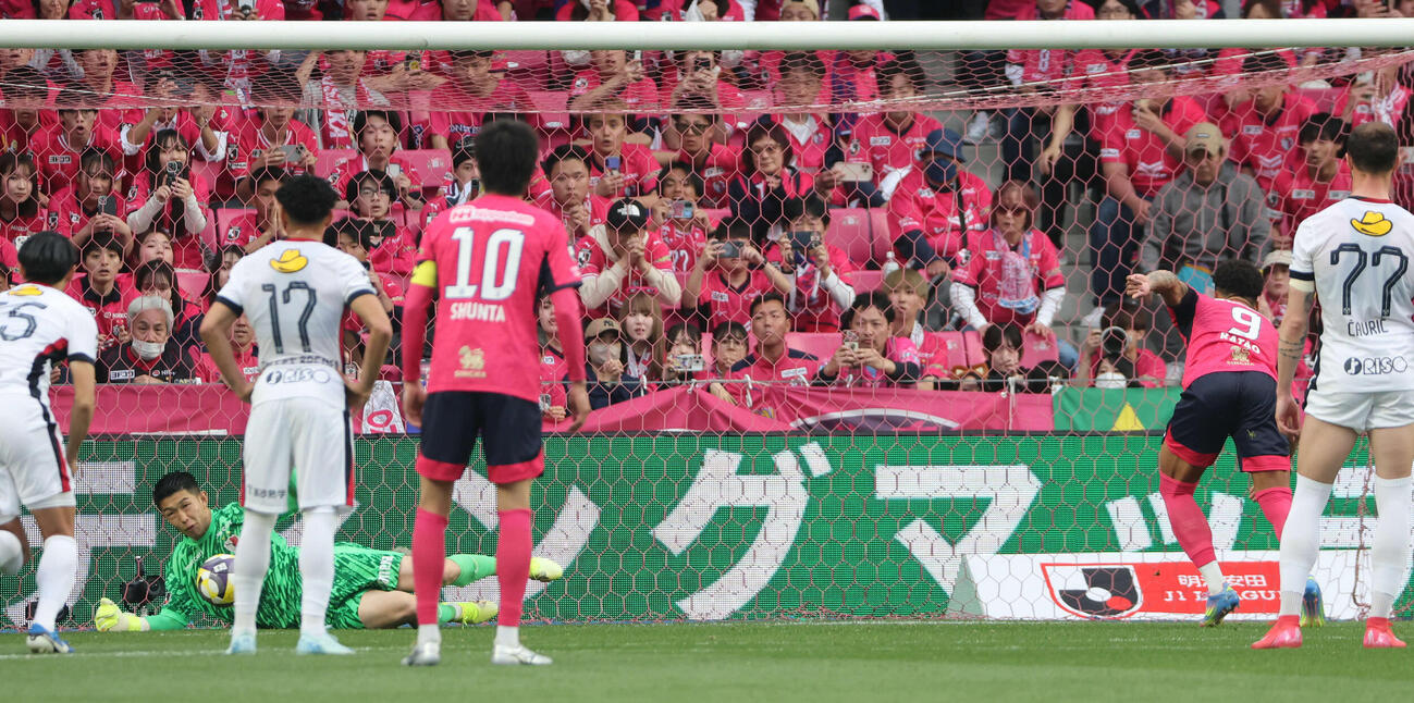 PKを止める鹿島GK早川（2025年4月撮影）