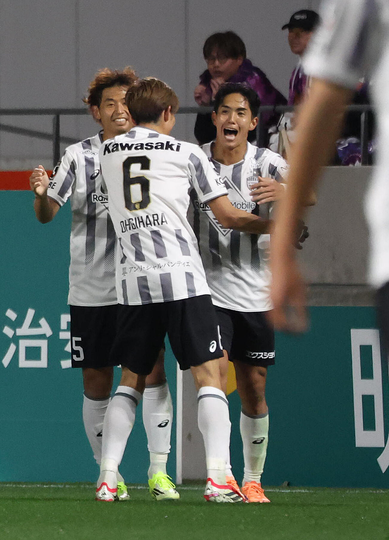 京都対神戸　前半、先制ゴールを奪い抱き合って喜ぶ神戸武藤（右）（撮影・白石智彦）
