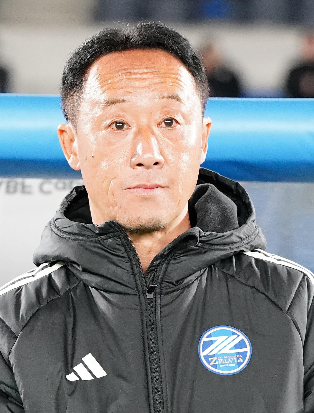 横浜対町田　試合前、ベンチ前に立つ町田黒田監督（撮影・江口和貴）