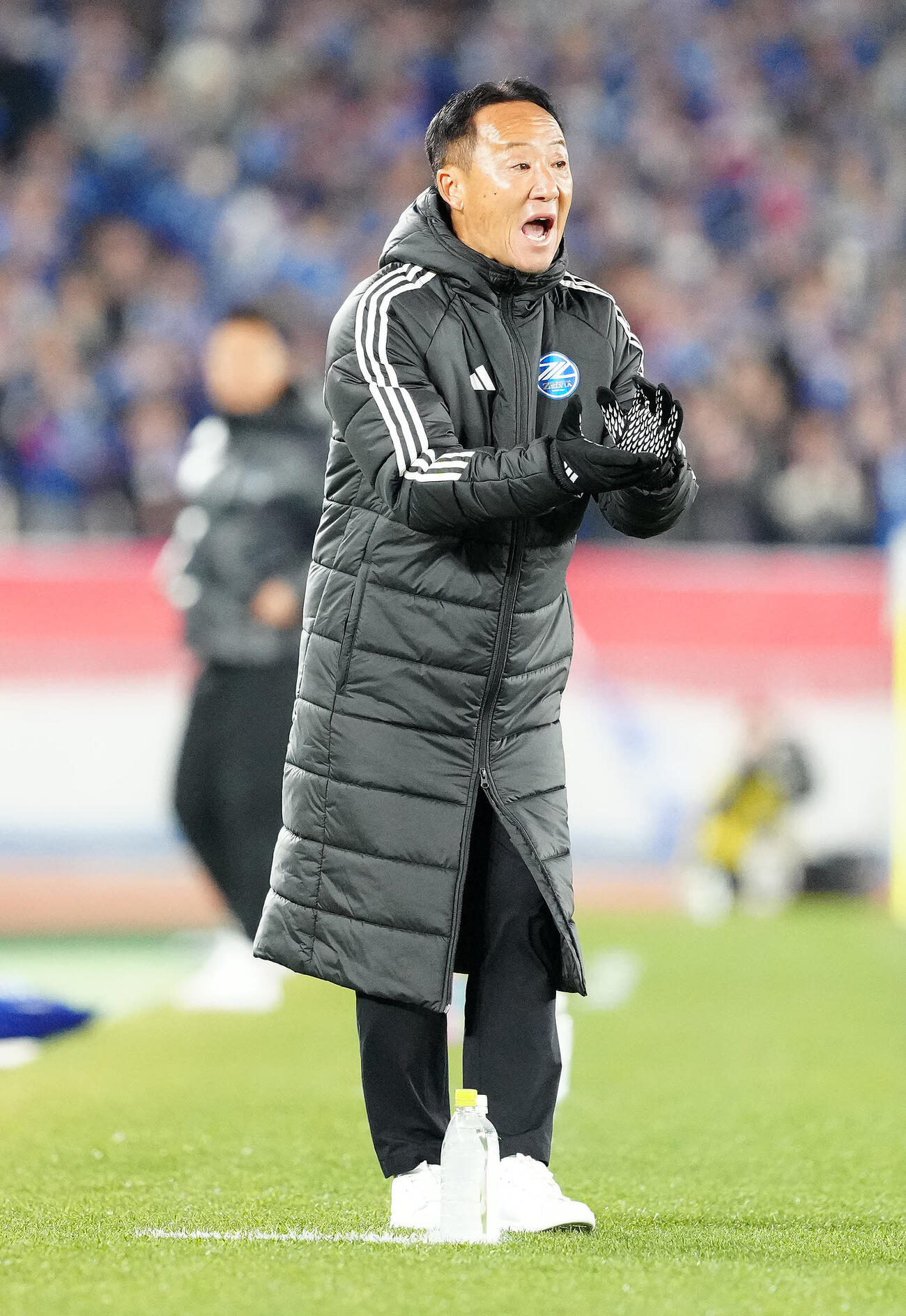 横浜対町田　前半、指示を出す町田黒田監督（撮影・江口和貴）