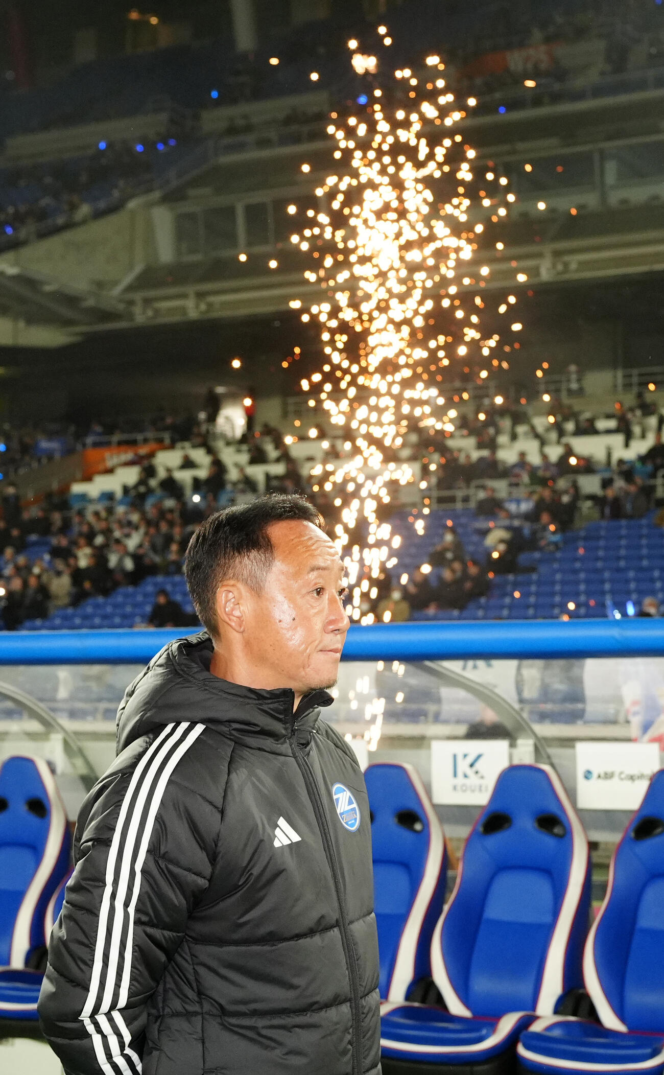 横浜対町田　試合前、ベンチ前に立つ町田黒田監督（撮影・江口和貴）