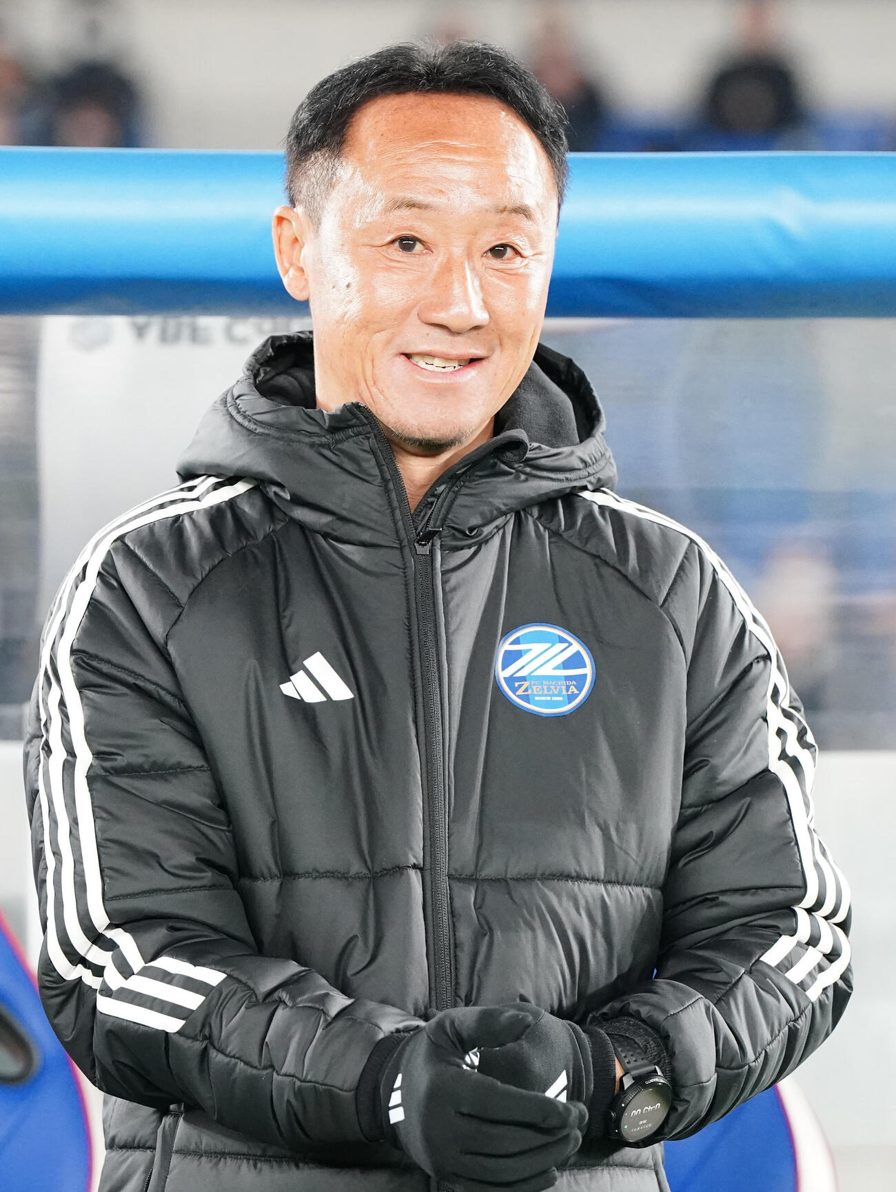 横浜対町田　試合前、ベンチ前に立つ町田黒田監督（撮影・江口和貴）